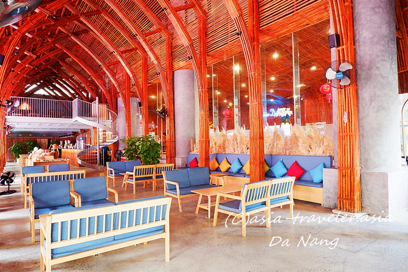 ダナンLOBOO CAFEの竹アーチ天井とソファ席の広々とした店内