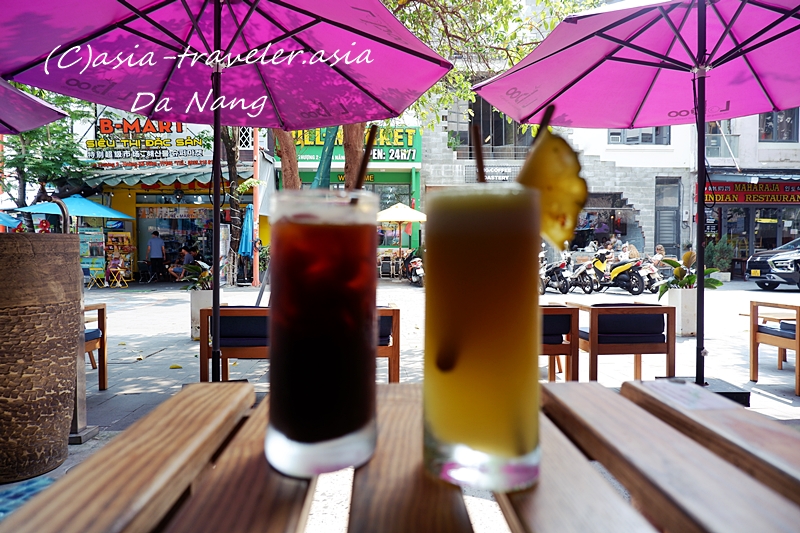 ダナン・LOBOO CAFEのオープンテラスでアメリカーノとパインジュース