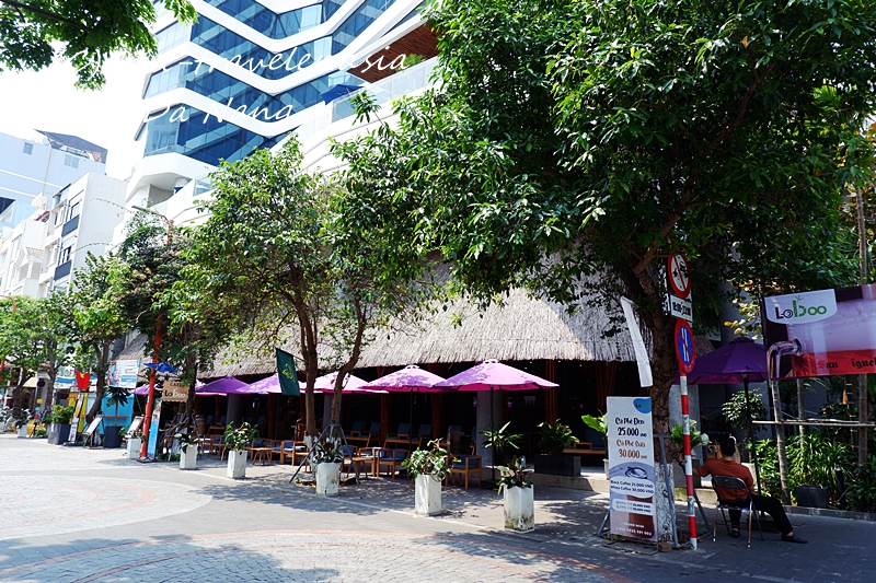 ダナン・ミーケビーチ沿いのLOBOO CAFE外観と紫のパラソル