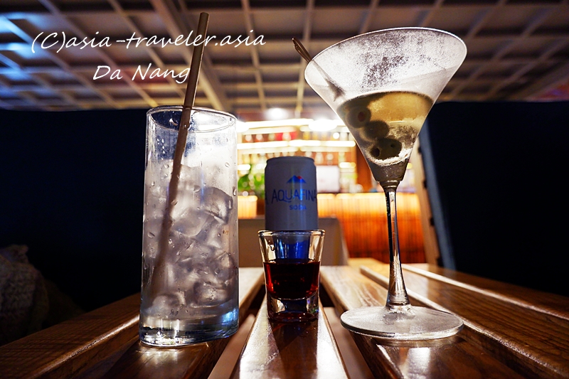 ダナンのLOBOO CAFEでカンパリとマティーニのカクテル2杯