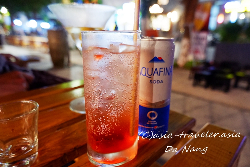 ダナンのLOBOO CAFEでカンパリソーダカクテル