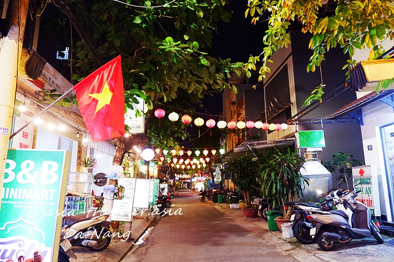 ダナンの夜道にベトナム国旗とランタンが灯る路地