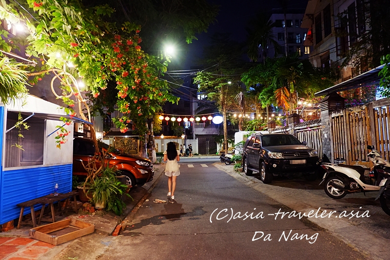 ダナン・ミーケビーチ周辺の夜の路地を歩く女性