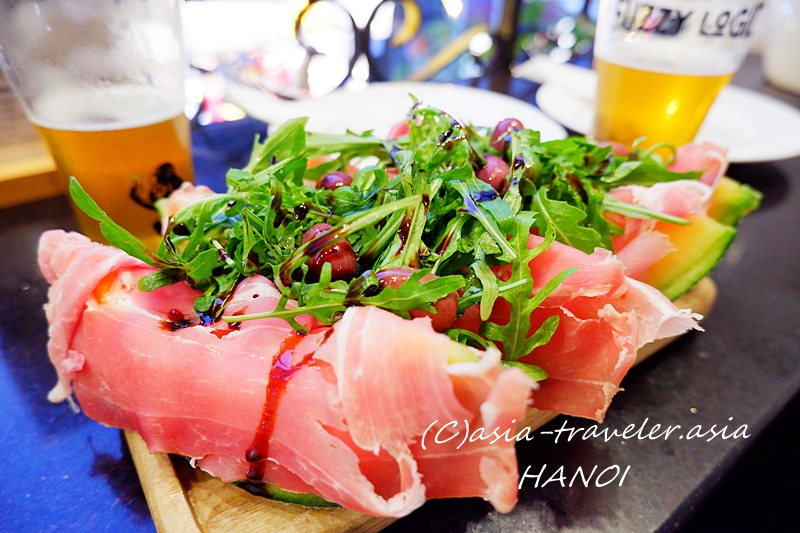 ハノイPizza Belgaのパルマハムとルッコラのサラダプレート