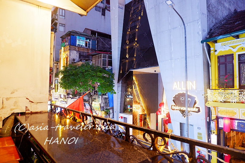ハノイ旧市街の夜景を望むPizza Belgaテラス席からの眺め
