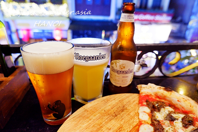 ハノイ旧市街Pizza BelgaのHoegaardenとピザ