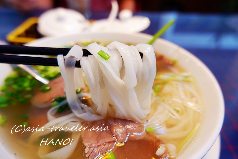 ハノイEl Domoの牛肉フォー麺を箸で持ち上げるアップ