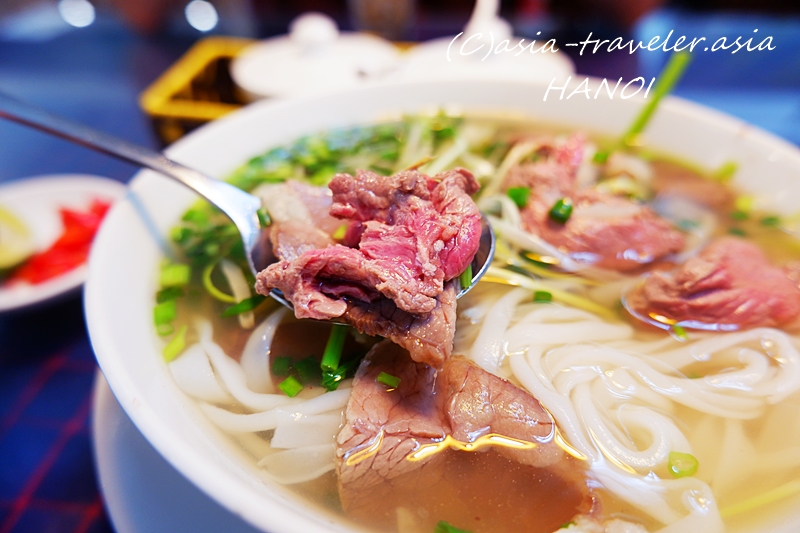 ハノイ空港El Domoのフォーボー・レアビーフをスプーンですくう