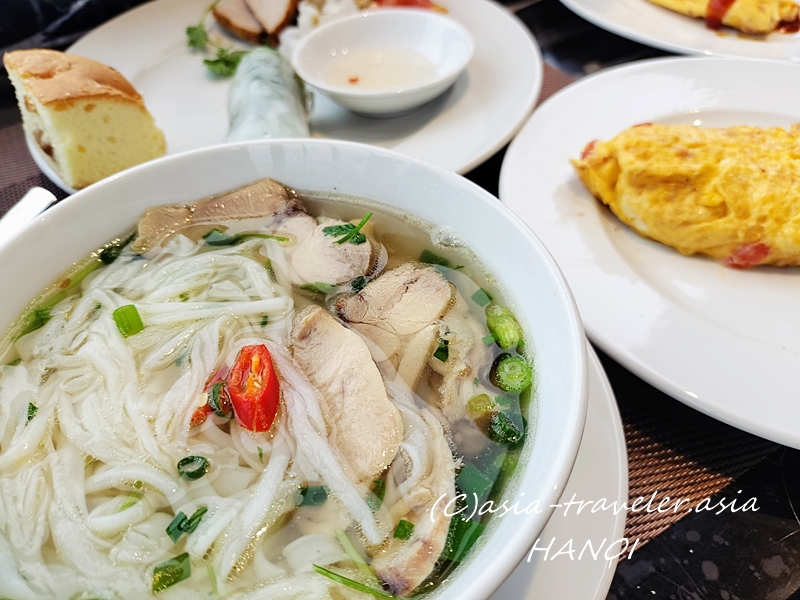 ハノイのホテル朝食で供されたフォーガーとオムレツ