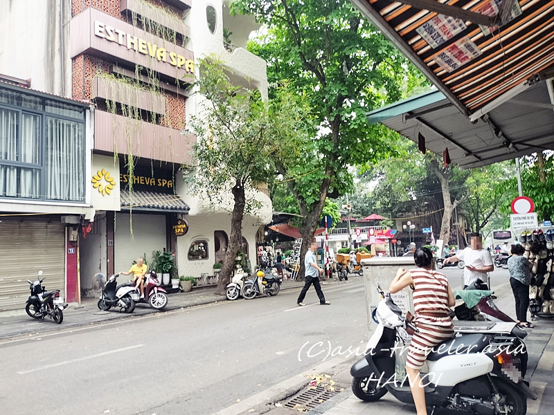 ハノイ旧市街の早朝の街並みとEstheva Spa前の通り