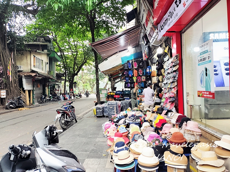 ハノイ旧市街の帽子雑貨店が並ぶ朝の街並み