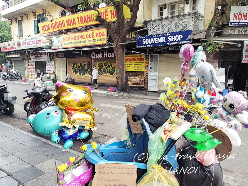 ハノイ旧市街の路上で風船を売る行商人