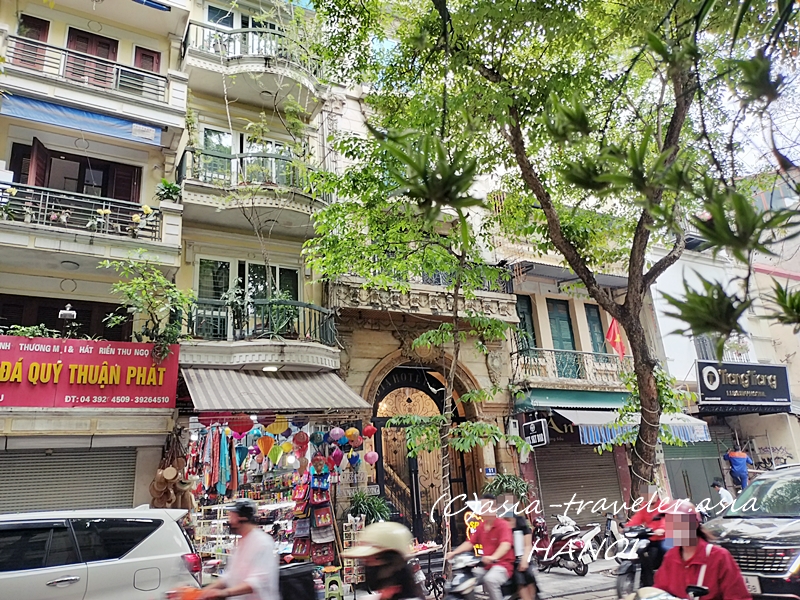 ハノイ旧市街の雑貨店が並ぶコロニアル建築の街並み