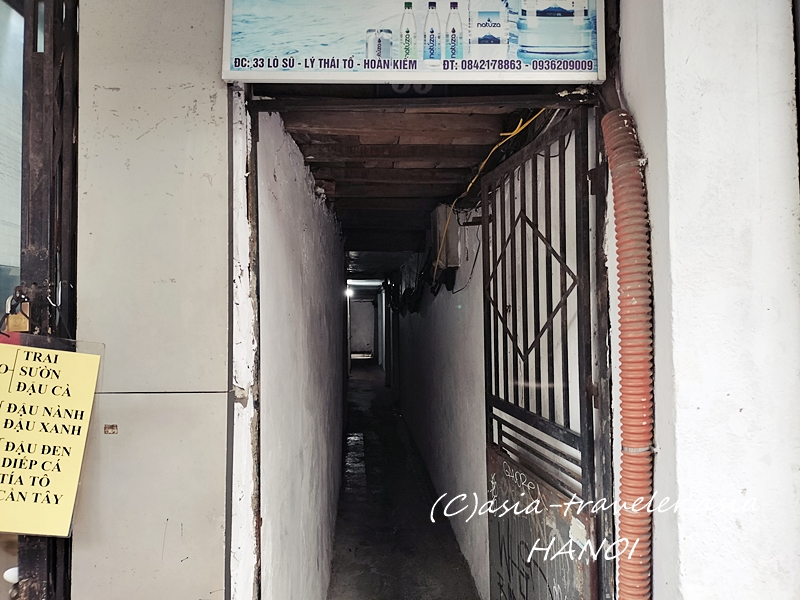 ハノイ旧市街の薄暗い細い路地の入口