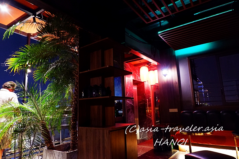 ハノイ旧市街のスカイバー夜景テラス席