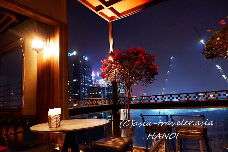 ハノイ旧市街のスカイバーテラスから望む夜景