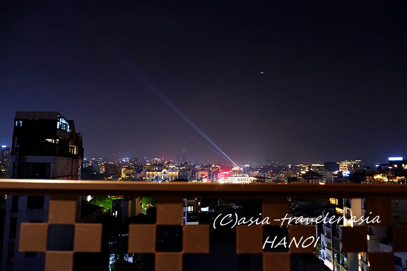 ハノイ旧市街のスカイバーから望む煌びやかな夜景