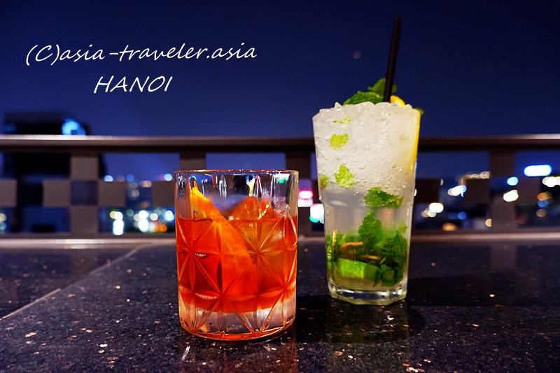 ハノイのスカイバーで楽しむモヒートとマンハッタンカクテル