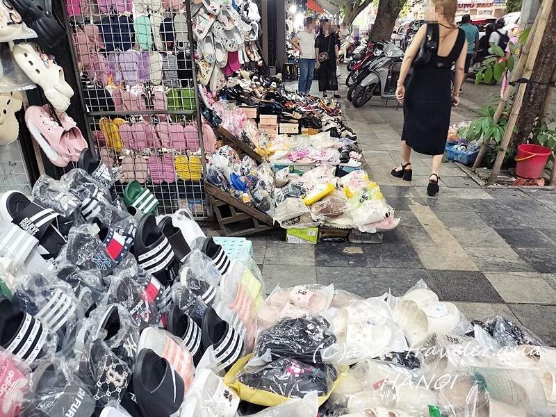 ハノイ旧市街の路上に並ぶサンダルや靴の露店