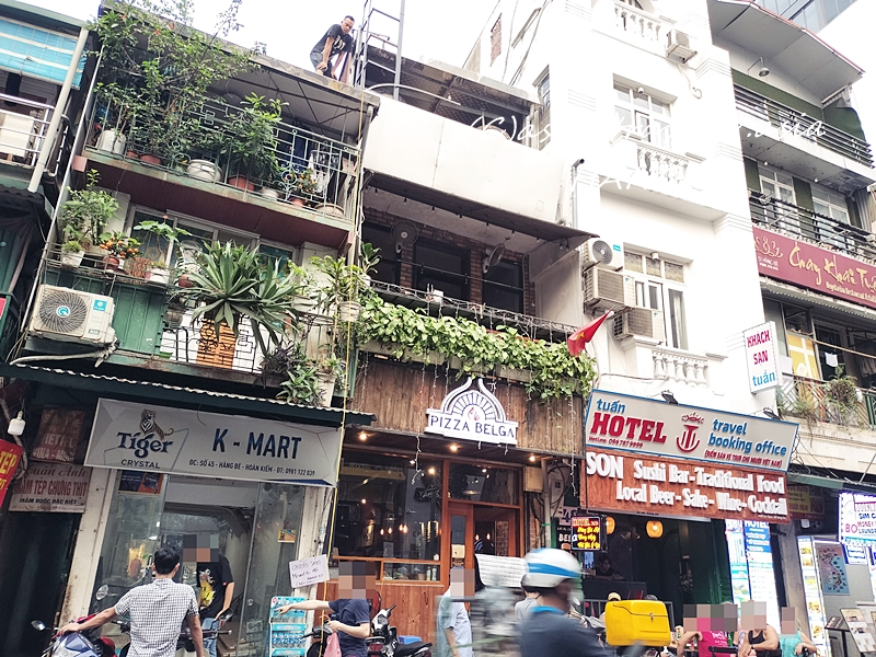 ハノイ旧市街のPizza Belga Hang Be外観と周辺の街並み