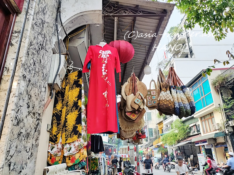 ハノイ旧市街の路地に並ぶアオザイとかご雑貨