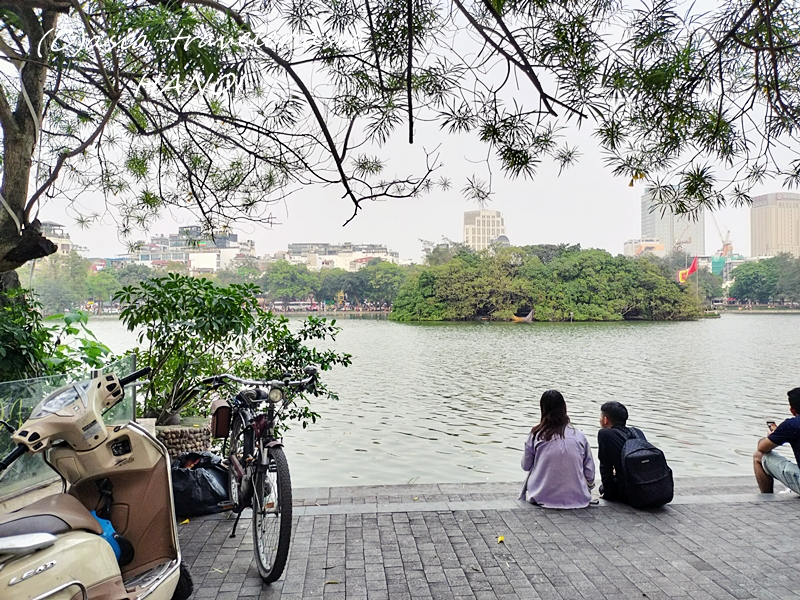ハノイ・ホアンキエム湖畔でくつろぐ地元の人々