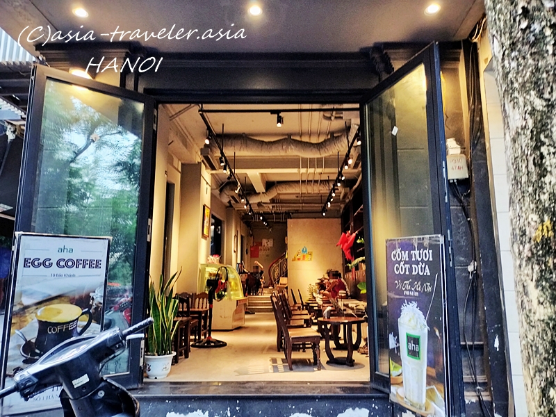 ハノイ旧市街のahaカフェ外観とエッグコーヒーの看板