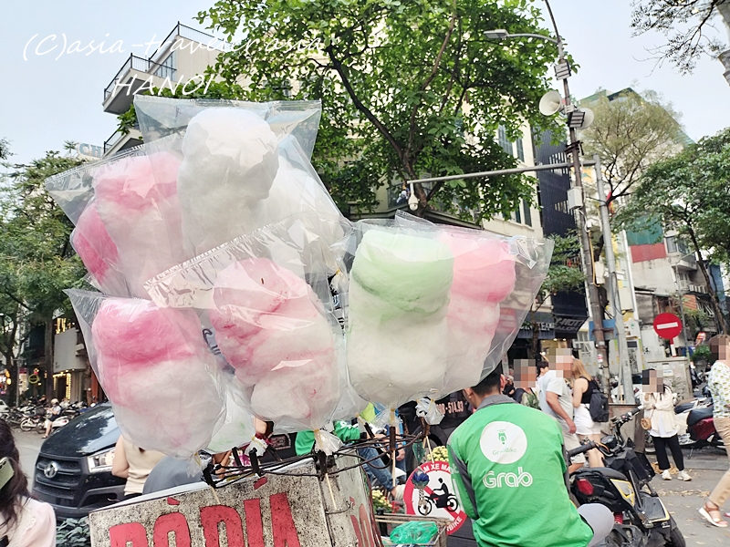 ハノイ旧市街の路上で売られるカラフルな綿菓子
