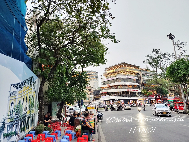 ハノイ旧市街の活気ある街角とカフェの風景