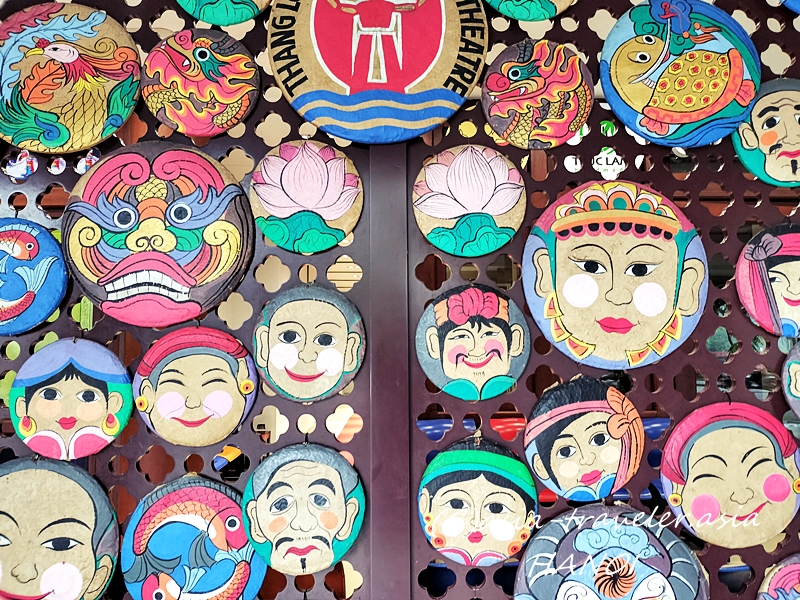 タンロン水上人形劇場前に並ぶカラフルなベトナム伝統仮面
