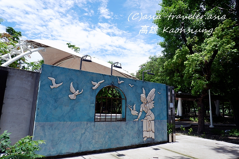 高雄の公園に描かれた天使と鳩の壁画レリーフ