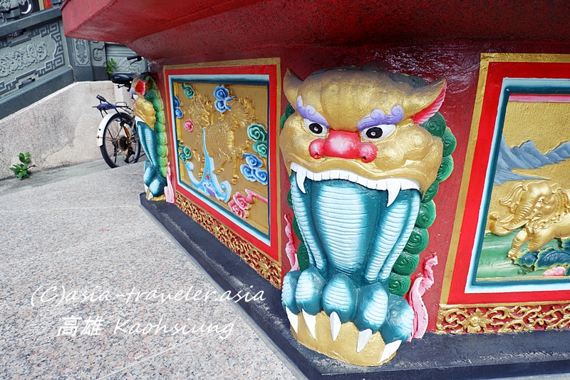 高雄の廟に施された極彩色の獅子像装飾