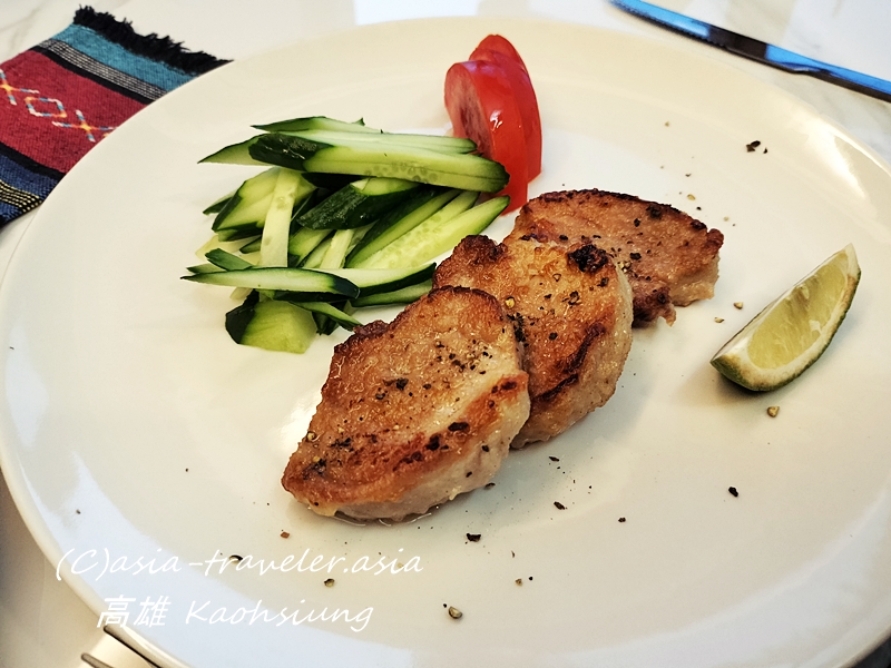 高雄で食べた台湾産豚ヒレ肉のステーキとキュウリ添え