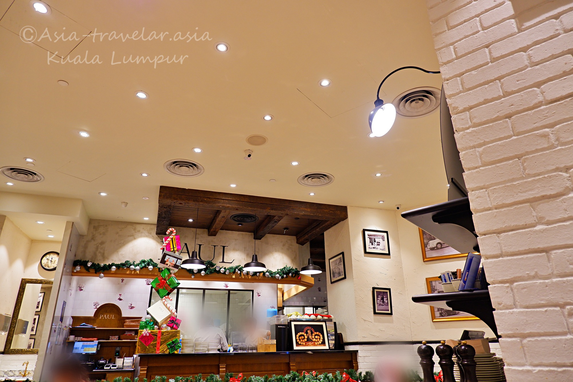 クアラルンプール・パビリオンKL「PAUL」店内のクリスマス装飾とカウンター
