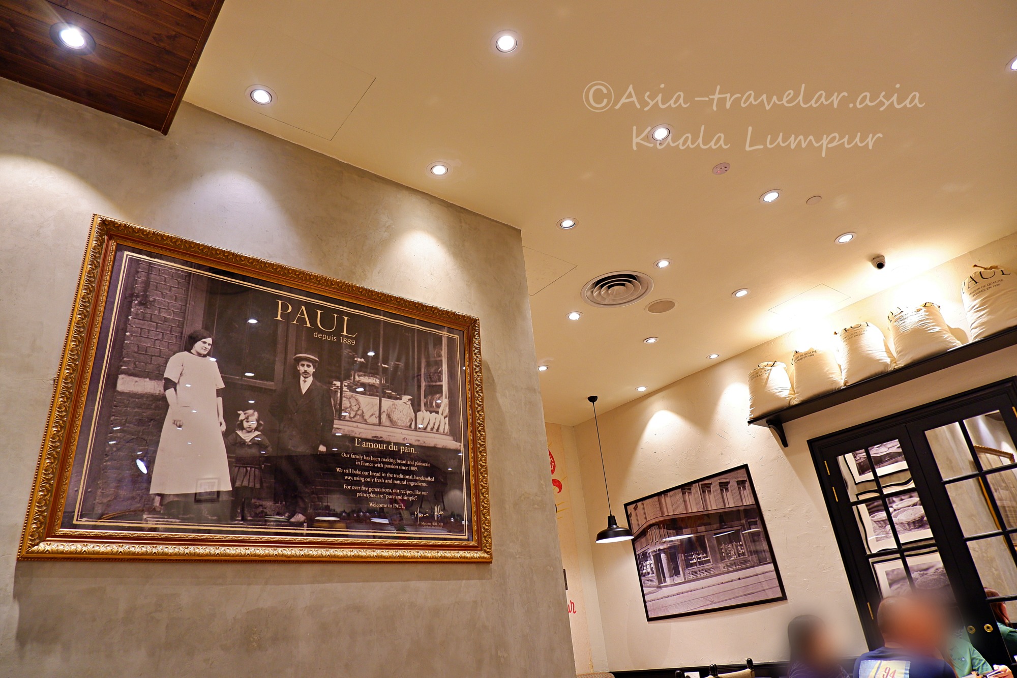 PAULクアラルンプール店内に飾られた創業当時のセピア調額縁写真