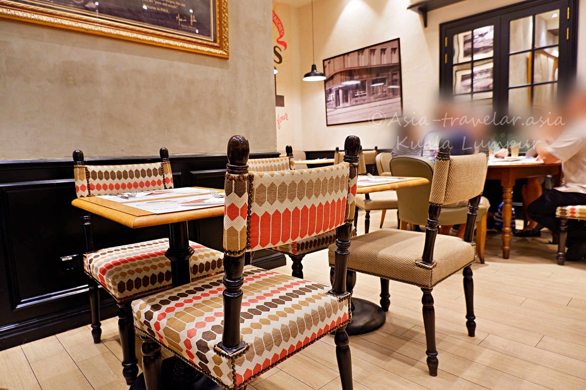 クアラルンプール「PAUL」パビリオンKL店内のテーブル席と柄入りチェア