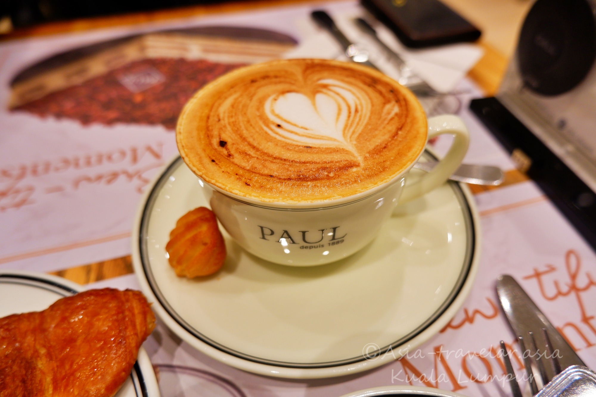 クアラルンプールPAULのカプチーノとプチマドレーヌ