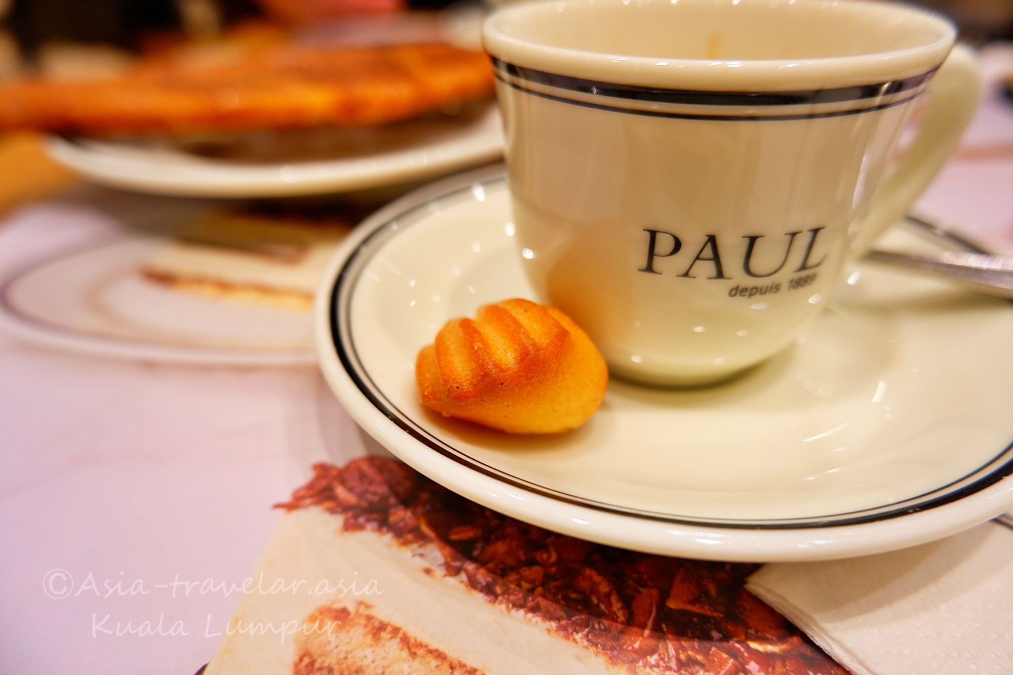 PAULのコーヒーカップとプチマドレーヌ