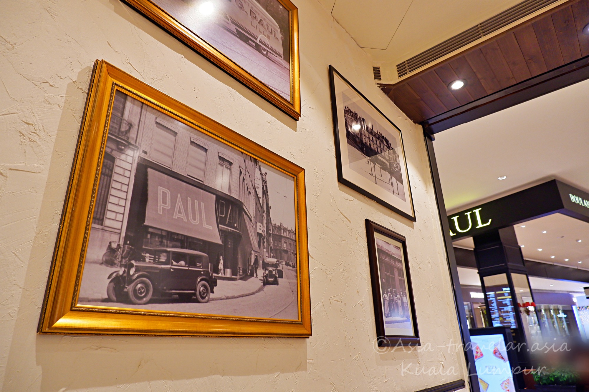 PAULクアラルンプール店内に飾られた創業当時のモノクロ額装写真