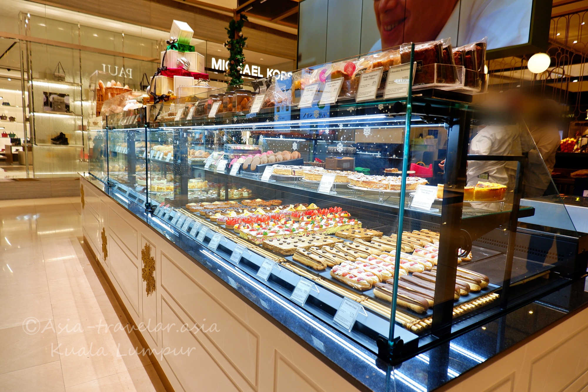 パビリオンKLのPAULケーキショーケースに並ぶエクレアやタルト