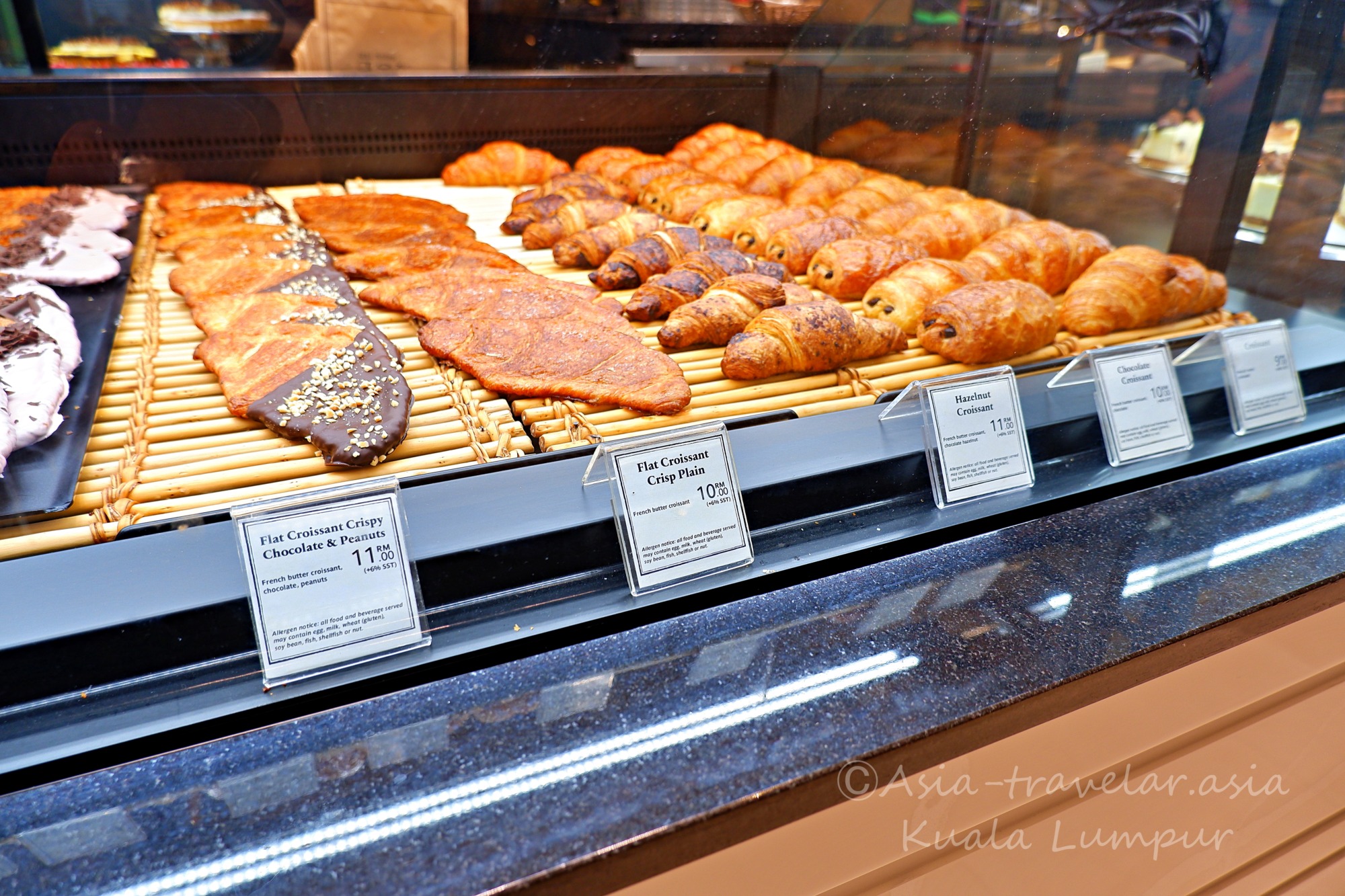 パビリオンKLのPAULショーケースに並ぶクルンジと各種クロワッサン