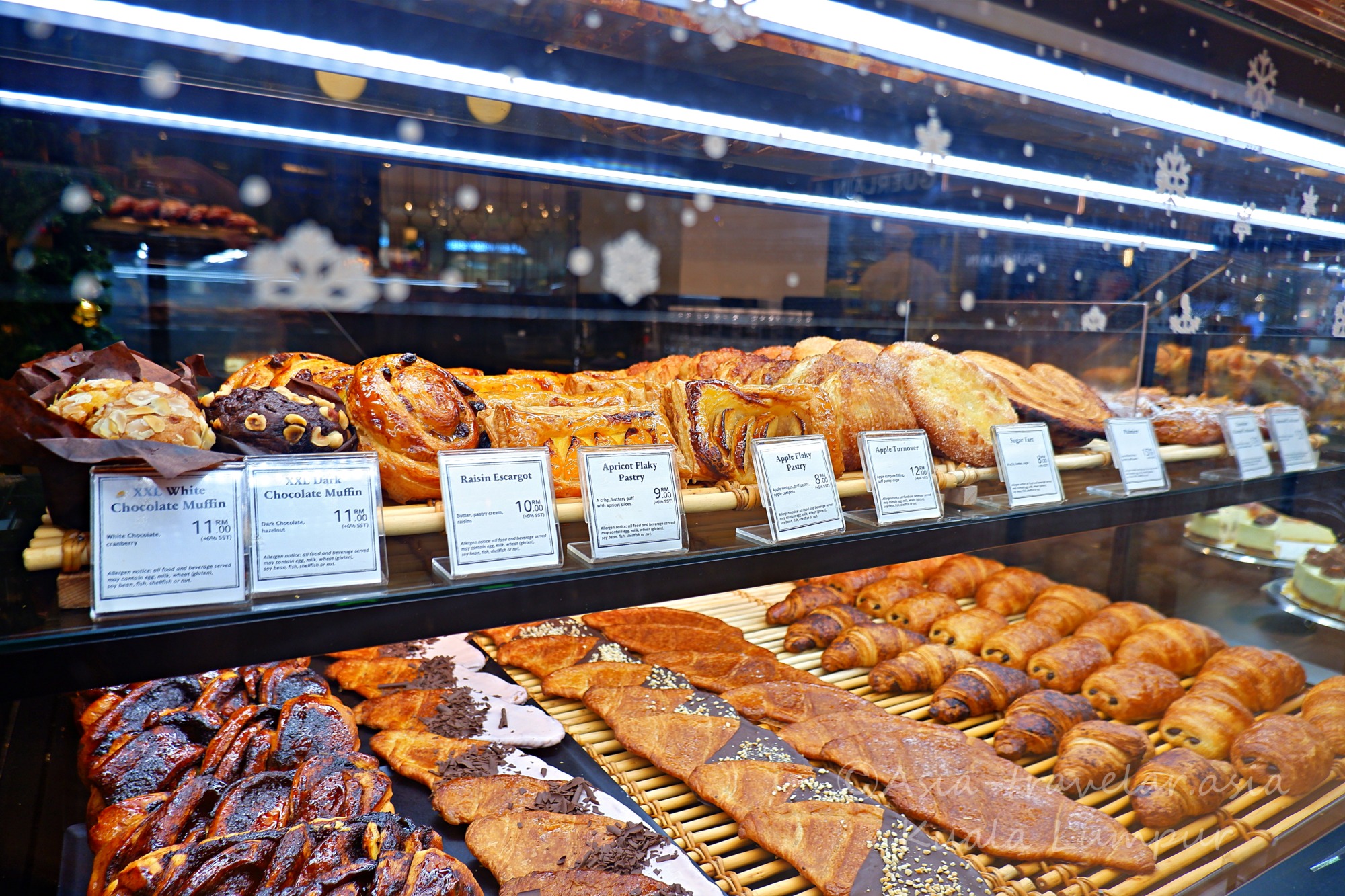 パビリオンKLのPAUL店内ショーケースに並ぶクロワッサンやペイストリー