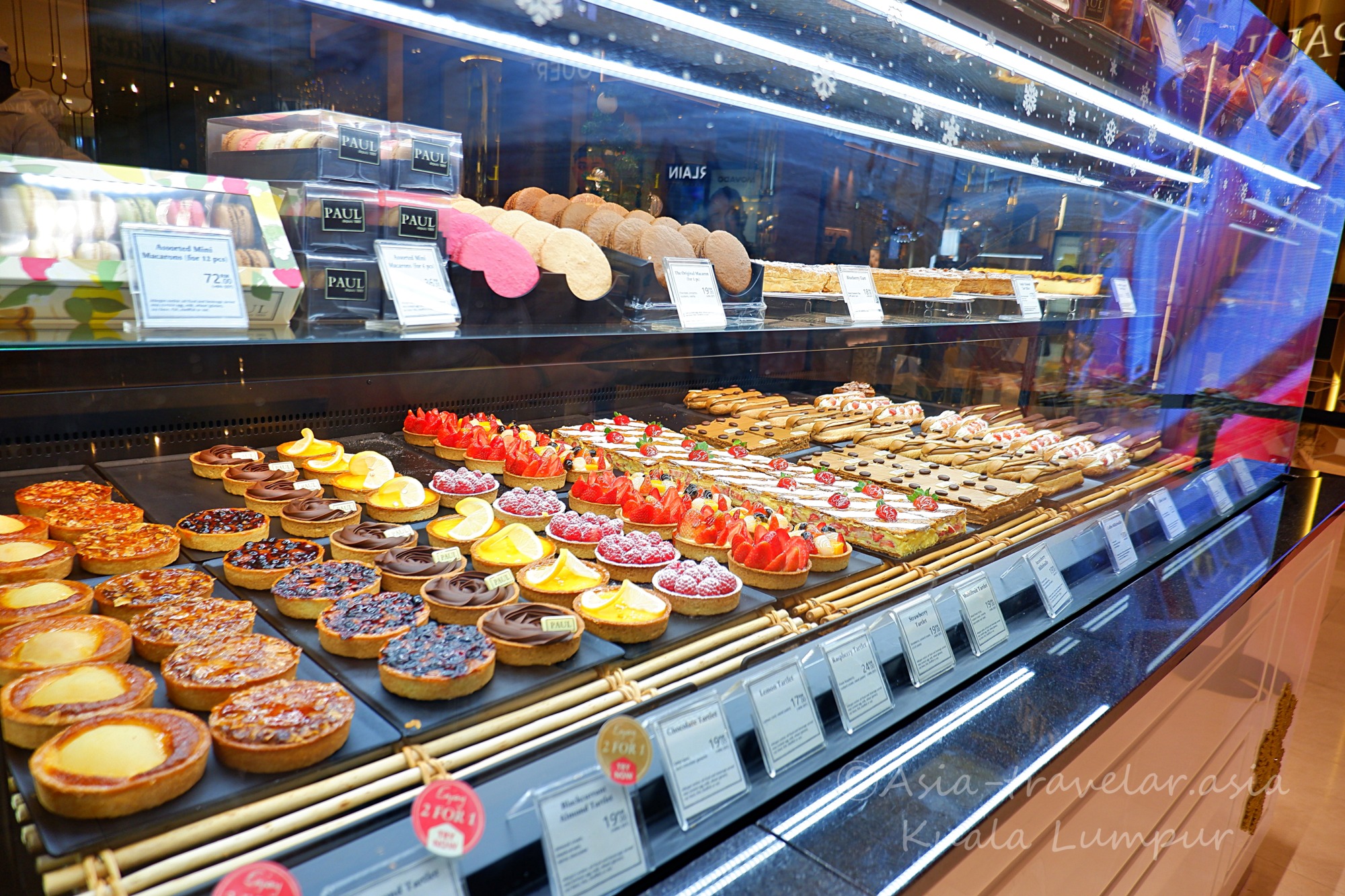 PAULパビリオンKL店のカラフルなケーキショーケース