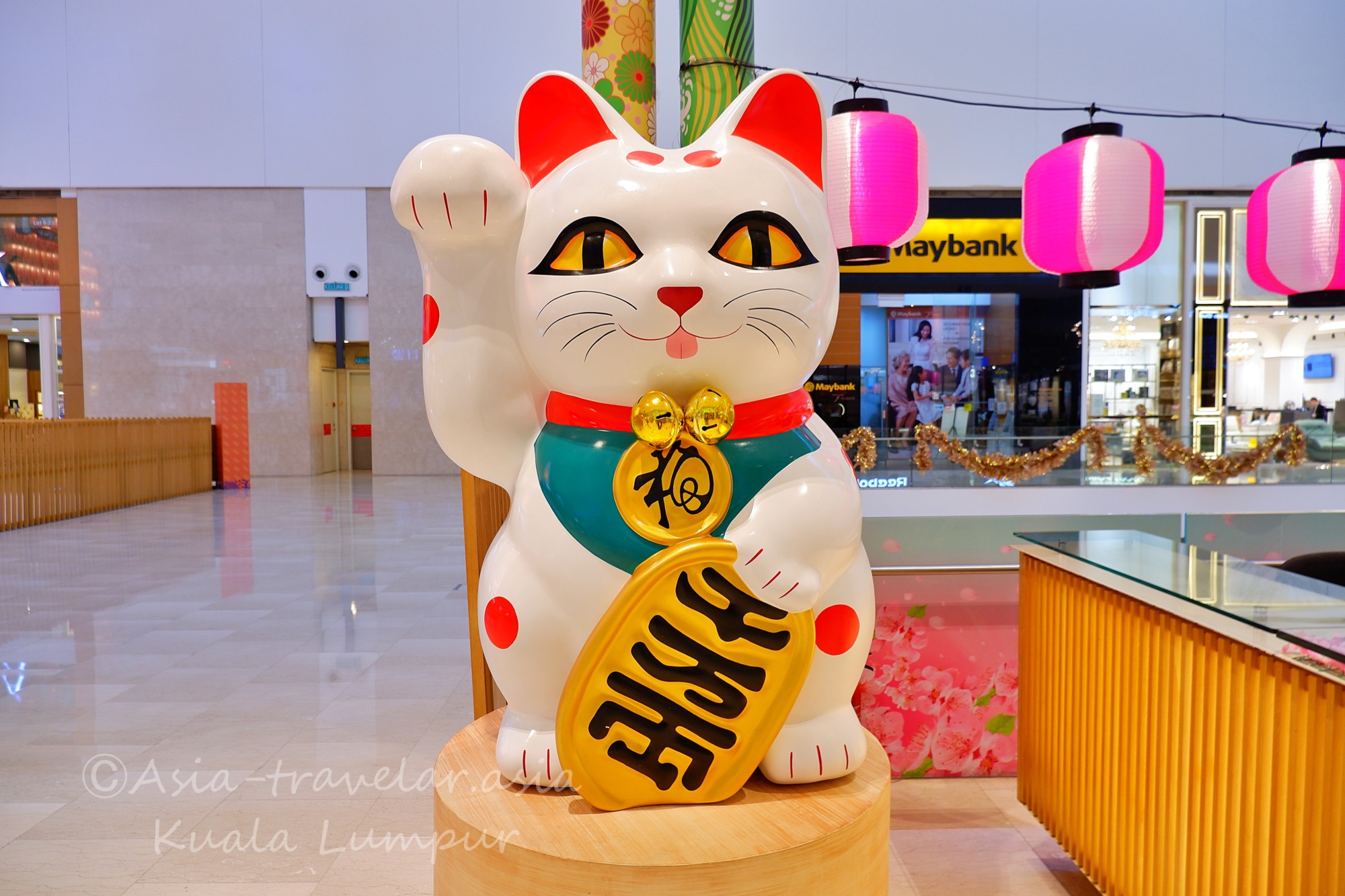 パビリオンKL東京ストリートに飾られた巨大招き猫オブジェ