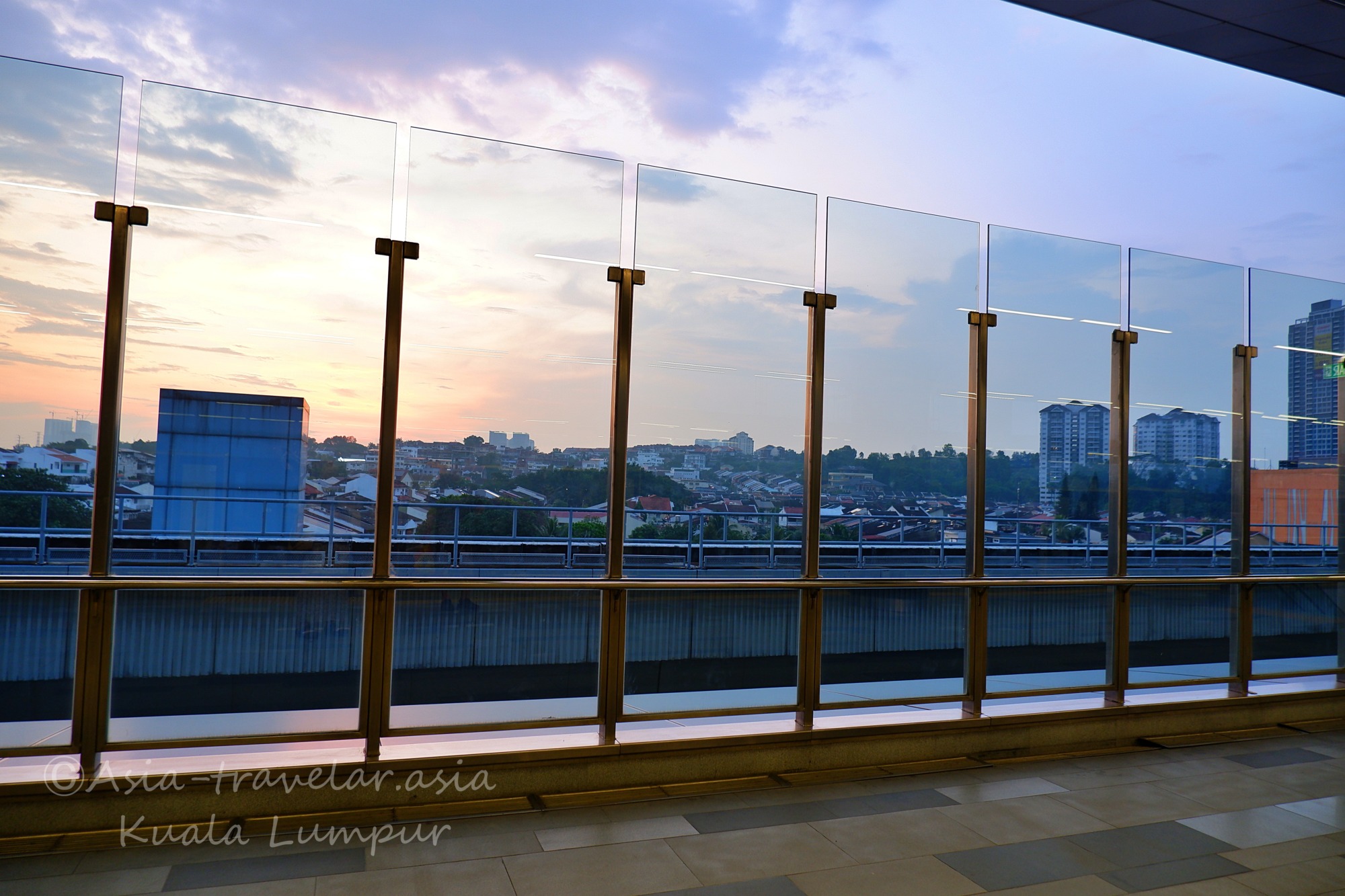 クアラルンプールのMRTタマン・ムティアラ駅ホームからの夕暮れの街並み