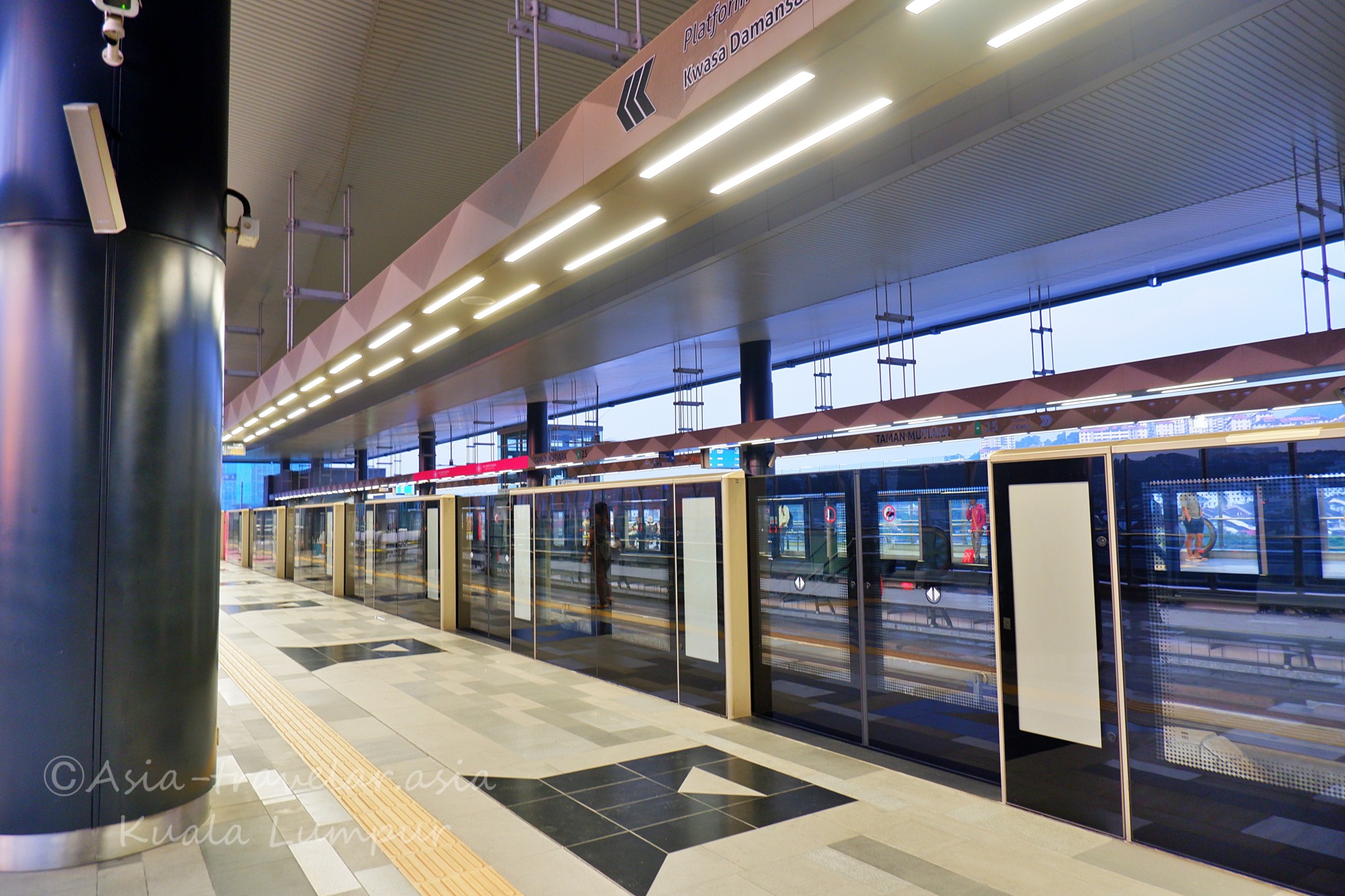クアラルンプールMRTタマンセガール駅のホームと停車中の車両