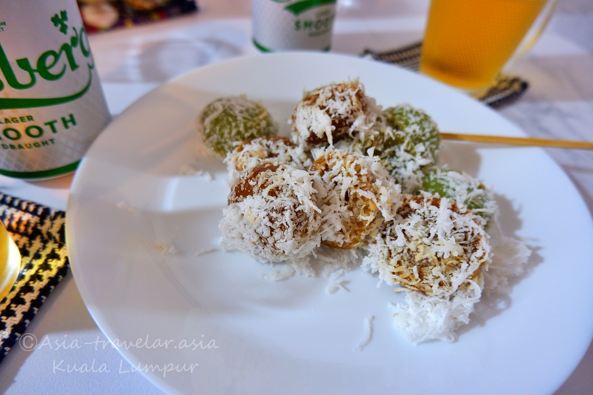 ココナツフレークをまぶしたクアラルンプール夜市のマレー版わらび餅