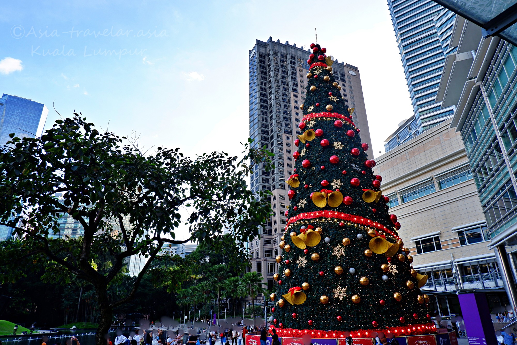 クアラルンプール スリアKLCC前の巨大クリスマスツリー