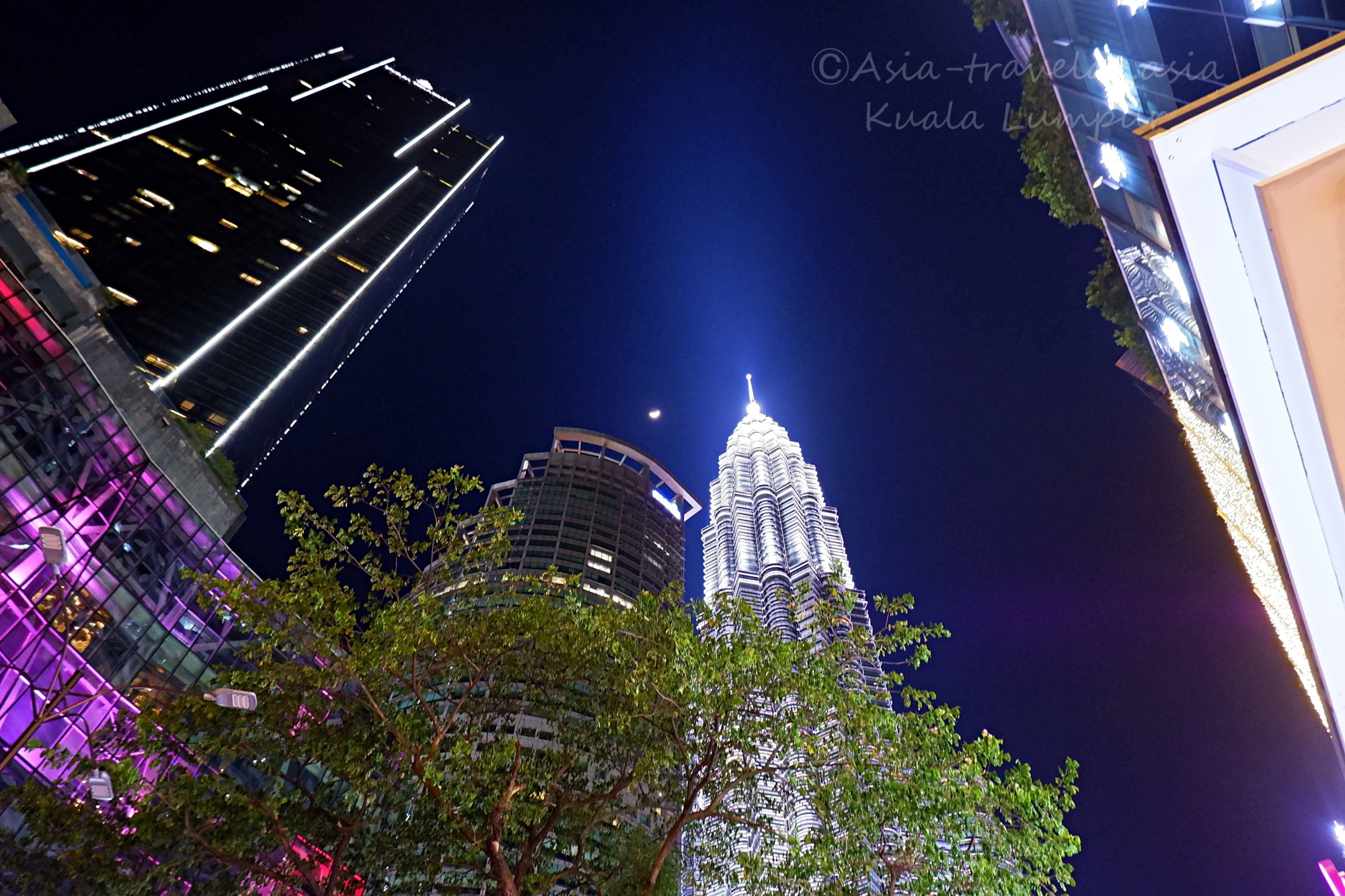 ペトロナスツインタワーを見上げる夜景とKLの夜空