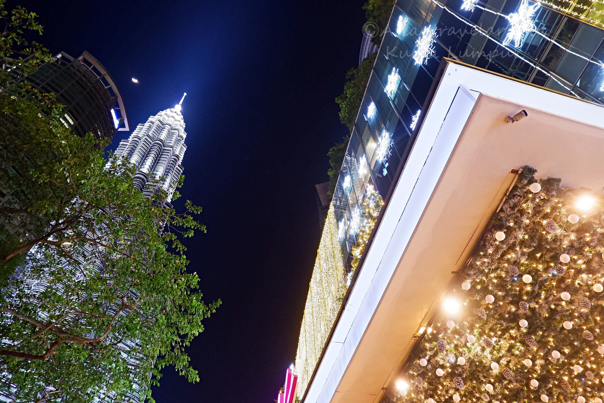 クアラルンプールの夜空にそびえるペトロナスツインタワーとクリスマスツリー